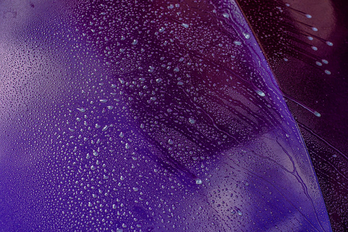 Picături de apă pe o caroserie protejată, efect hidrofob