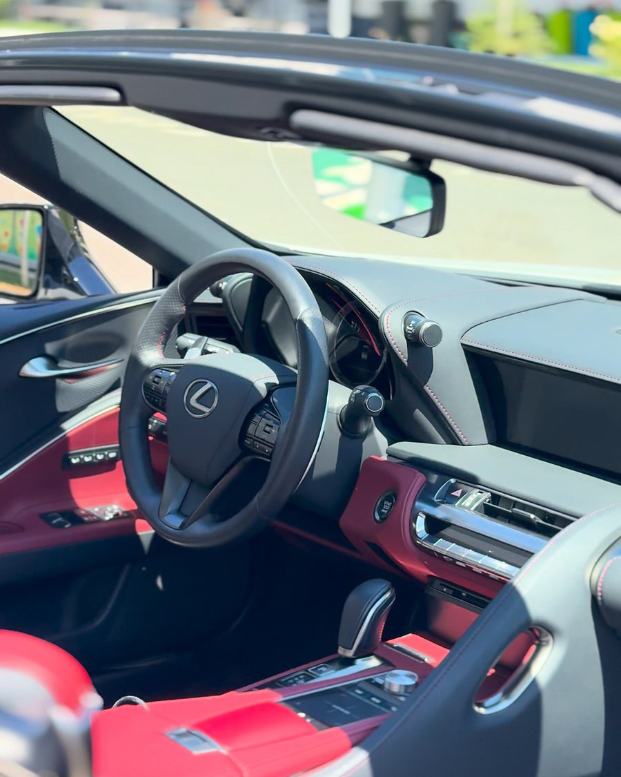 Client persoană fizică și Lexus LC Cabrio după Detailing interior și exterior